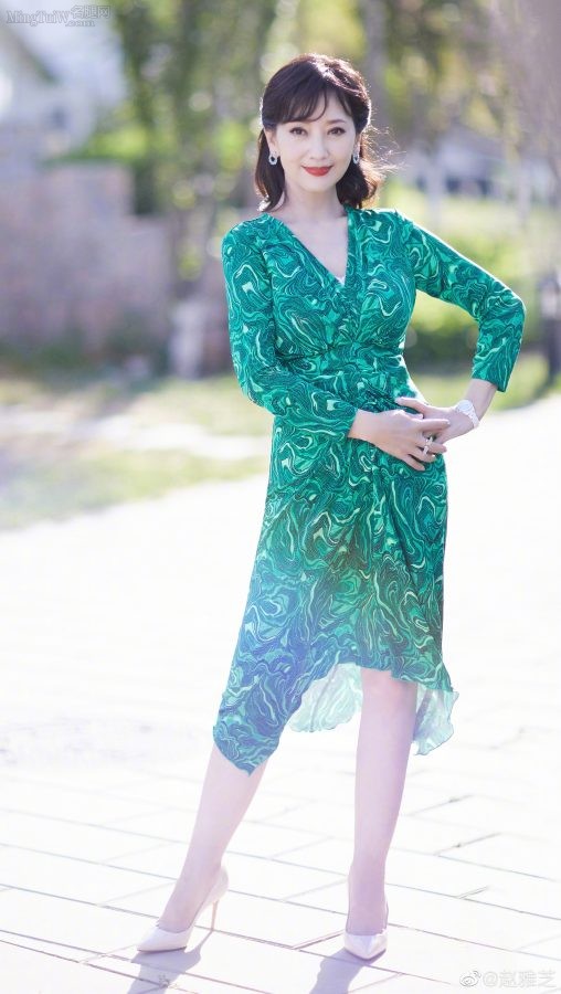 Mature and charming actress Zhao Yazhi sunbathing her legs in the sun(1/4)