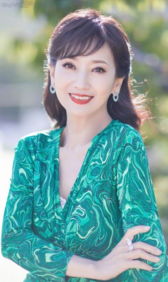 阳光下成熟魅力女星赵雅芝晒腿(3/4)