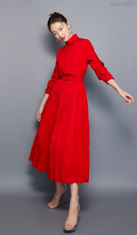 女演员周冬雨穿红色长裙透明高跟鞋脚丫太美（第1张/共5张）