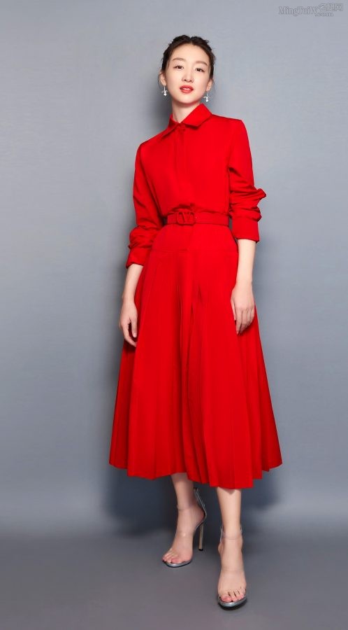 女演员周冬雨穿红色长裙透明高跟鞋脚丫太美（第2张/共5张）