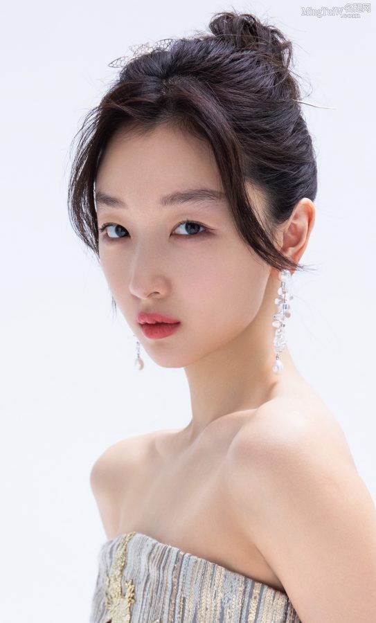 周冬雨新造型亮相美腿纤细修长(2/5)