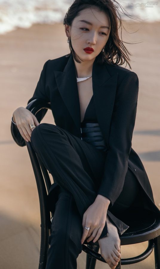 Royal sister Zhou Dongyu wore a suit and took photos barefoot on the beach with red lips(2/6)