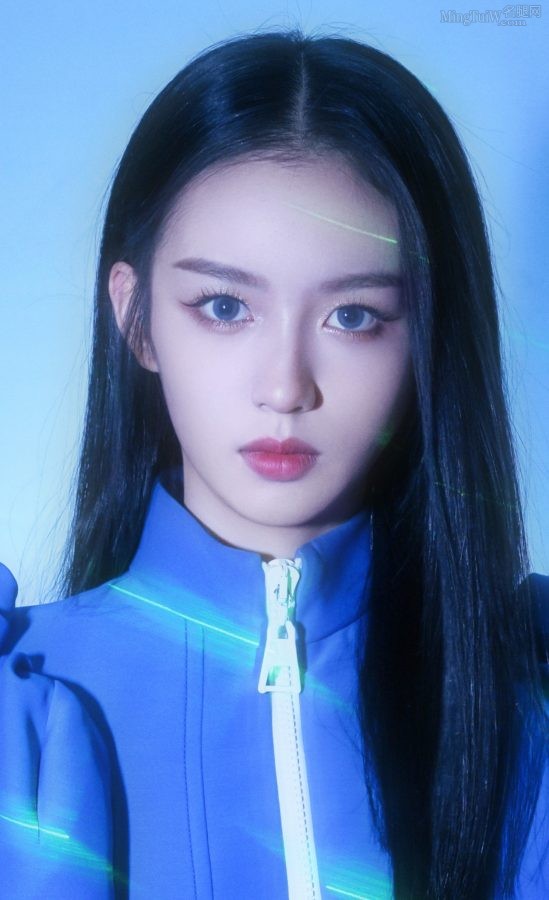 美女明星周也蓝裙细美腿出席LV春夏22女装秀(4/7)