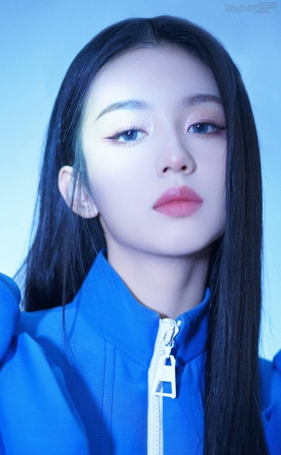 美女明星周也蓝裙细美腿出席LV春夏22女装秀(5/7)