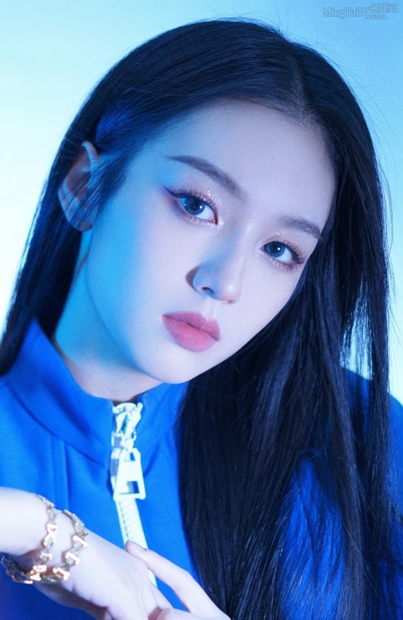 美女明星周也蓝裙细美腿出席LV春夏22女装秀(6/7)
