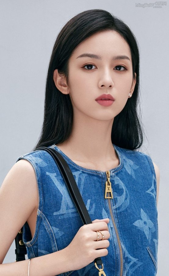 周也牛仔裙美腿白皙，衣服上的拉链不要太方便(2/2)