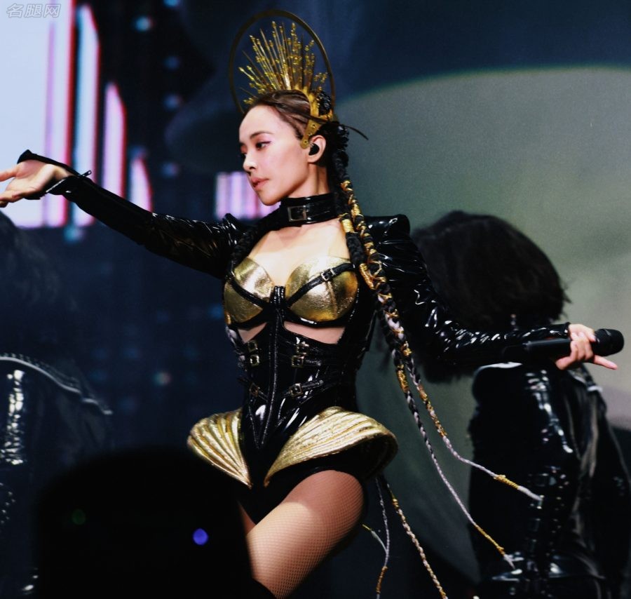 穿上黄金铠甲的女战神蔡依林肉丝网袜美大腿热力十足(21/33)