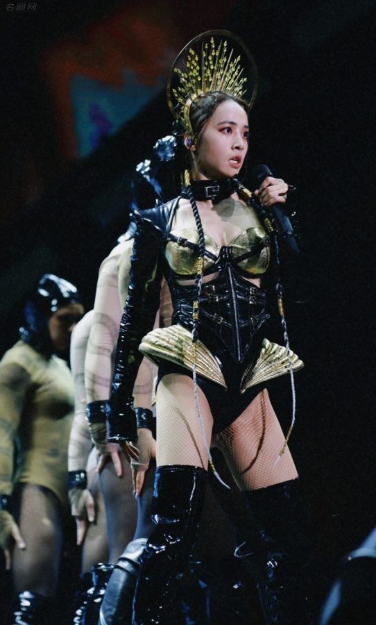 穿上黄金铠甲的女战神蔡依林肉丝网袜美大腿热力十足(19/33)