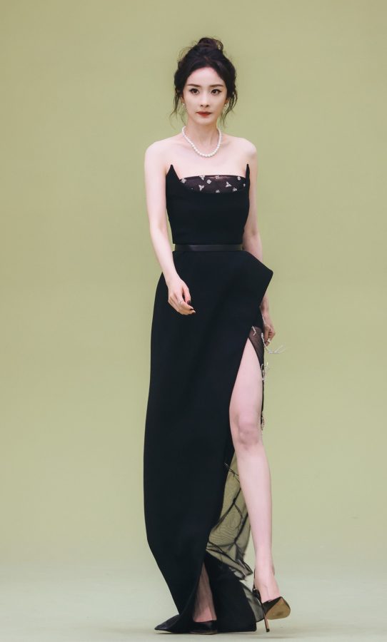 杨幂盘起头发穿一身优雅开叉礼服，美脸、玉腿、嫩足都绝了(8/14)