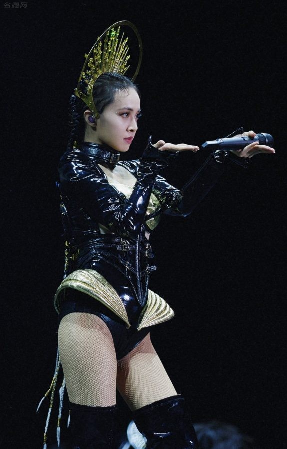 穿上黄金铠甲的女战神蔡依林肉丝网袜美大腿热力十足(23/33)