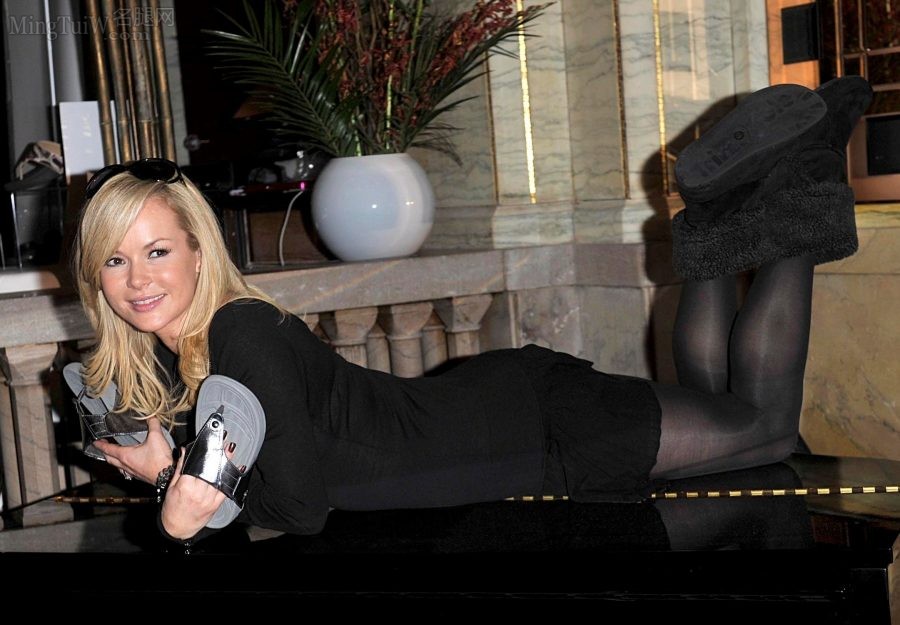 金发熟女演员Amanda Holden坐在钢琴上展示自己的黑丝大腿（第4张/共11张）