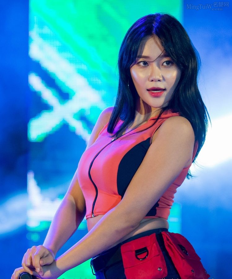 AOA小姐姐们台上美丽的大腿和细腰(24/30)