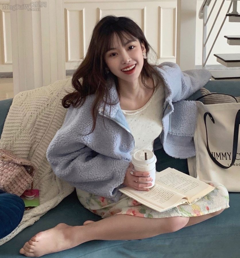 Beautiful photos of Hu Wenjie at home in Hanzang Forest, sitting on the sofa and showing off her feet(1/4)