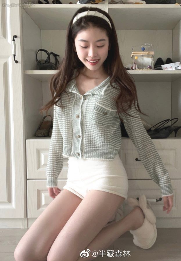 半藏森林胡文婕穿白色热裤，白大腿跪在地上拍照(2/2)