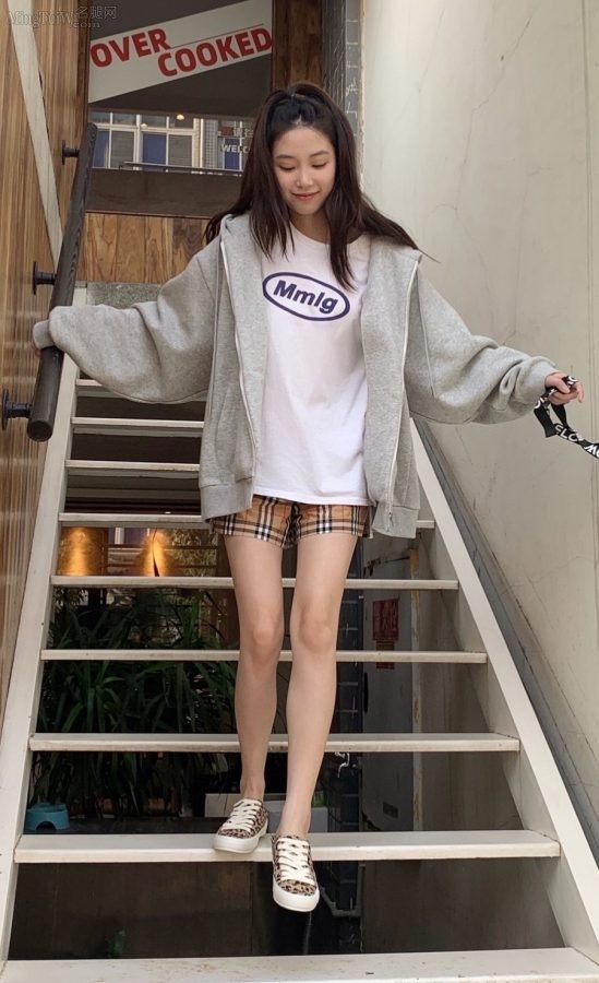 Hu Wenjie's beautiful girl with beautiful legs in Hanzang Forest(1/3)