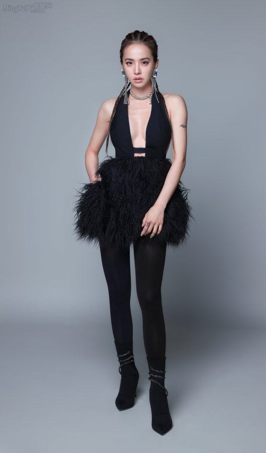 Jolin Tsai's beautiful legs wearing thick black pantyhose were photographed in the studio, a perfect combination of cool, handsome and sexy(3/3)