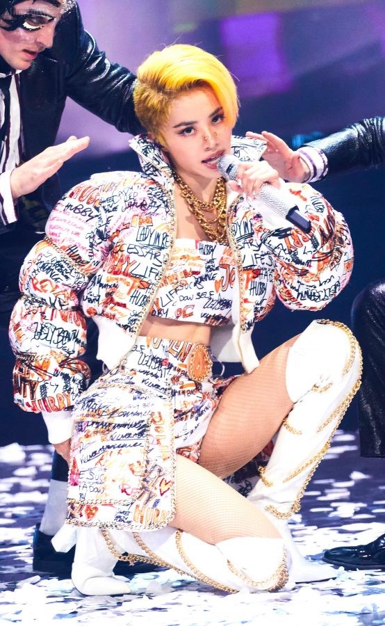 金色短发版的蔡依林丝袜长靴uglybeauty演唱会现场照(1/20)