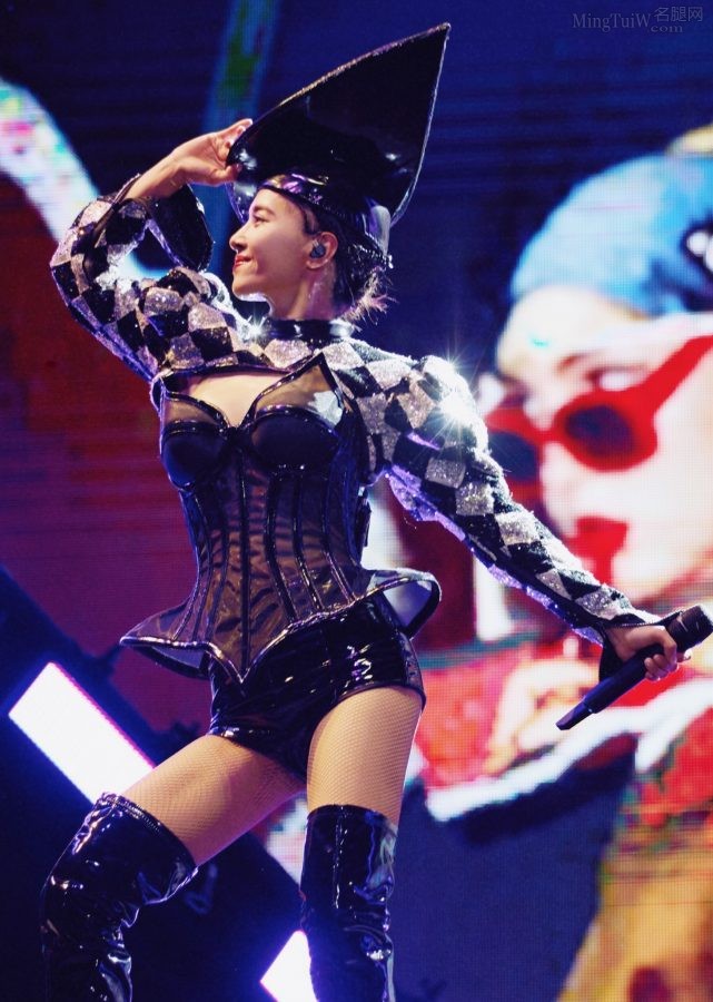 Long boots and high heels show the charm of nude pantyhose——Jolin Tsai’s concert(15/20)