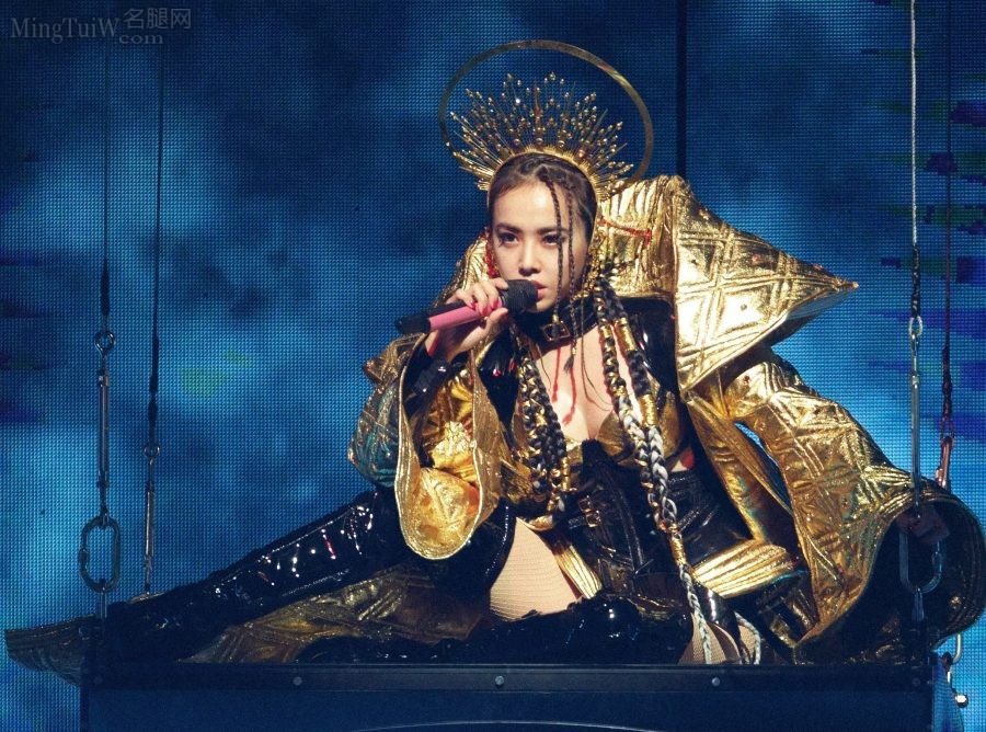 穿上黄金铠甲的女战神蔡依林肉丝网袜美大腿热力十足(9/33)