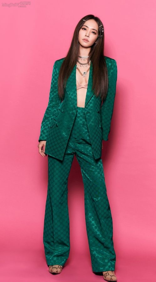 时尚女王蔡依林穿绿色西装敞开胸怀秀内衣（第1张/共5张）