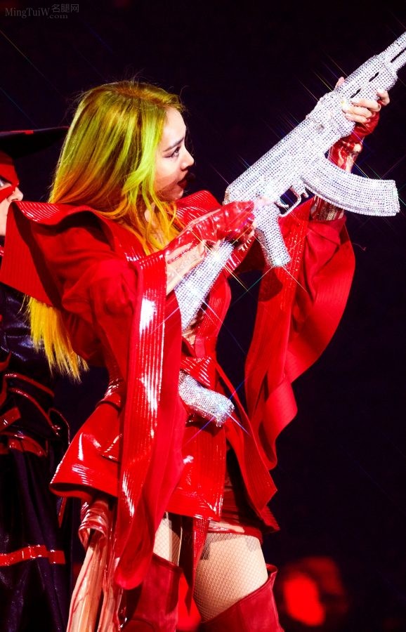 Female singer Jolin Tsai turned into a lustful woman in a concert with miniskirt, pantyhose and over-the-knee boots, radiating heat(17/17)