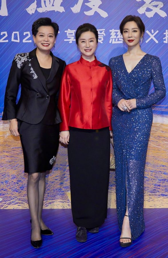 陈数穿蓝色优雅礼服出席慈善晚宴，玉足踩防水台凉高跟玉趾纤长(1/9)