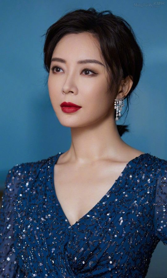 陈数穿蓝色优雅礼服出席慈善晚宴，玉足踩防水台凉高跟玉趾纤长(8/9)