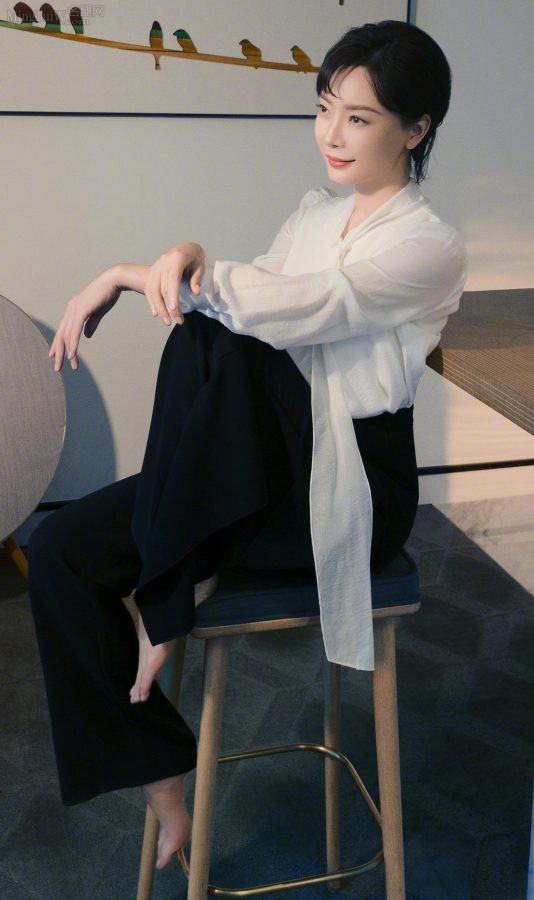 Chen Shu elegantly appeared in black pants and showed off his beautiful feet(1/3)
