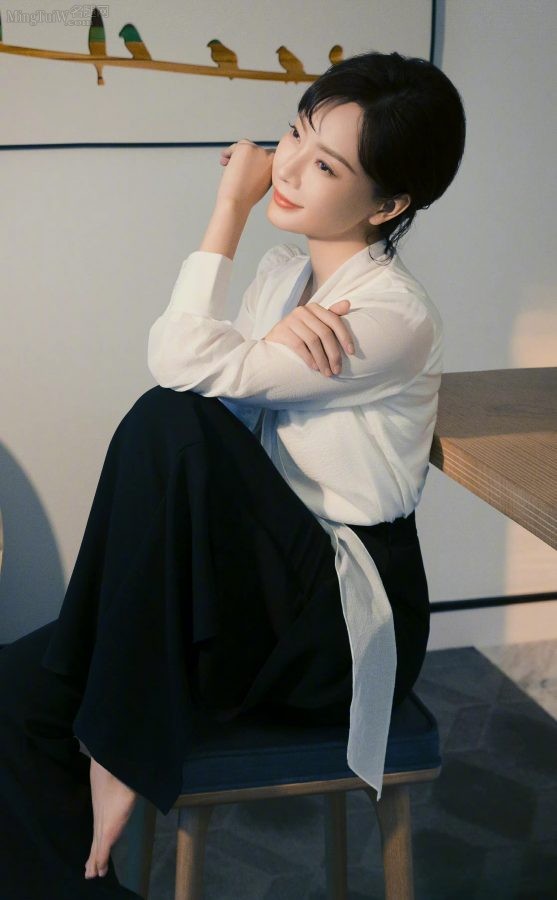 Chen Shu elegantly appeared in black pants and showed off his beautiful feet(3/3)