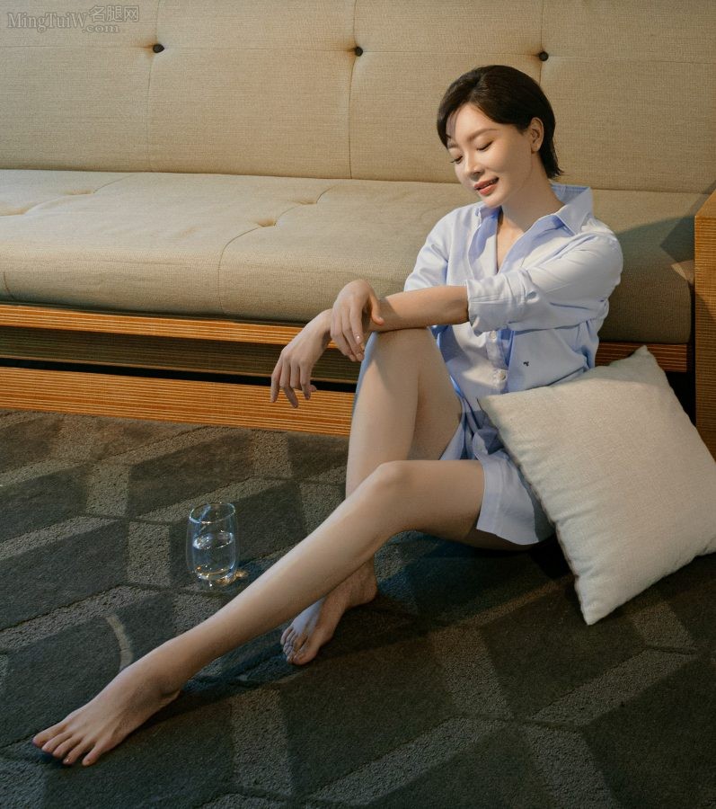 Home photos of goddess Chen Shu with beautiful legs, her feet are slender and adorable(1/2)