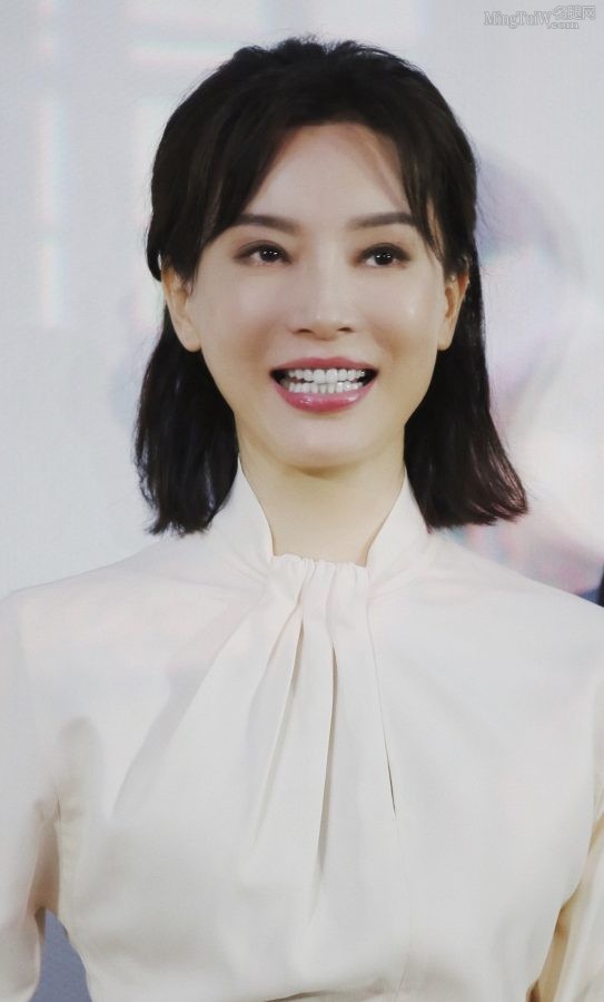 陈数优雅气质穿白色长裙玉脚踩银色凉高跟活动照(2/2)