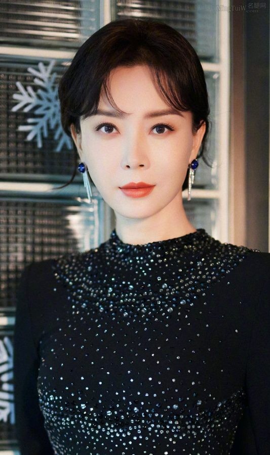 陈数修身长裙衬托纤细身姿，腰臀比完美展现！(5/5)