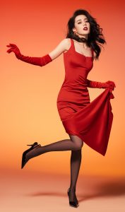 迪丽热巴90年代复古风写真，波浪卷发红裙黑丝高跟妩媚女人味
