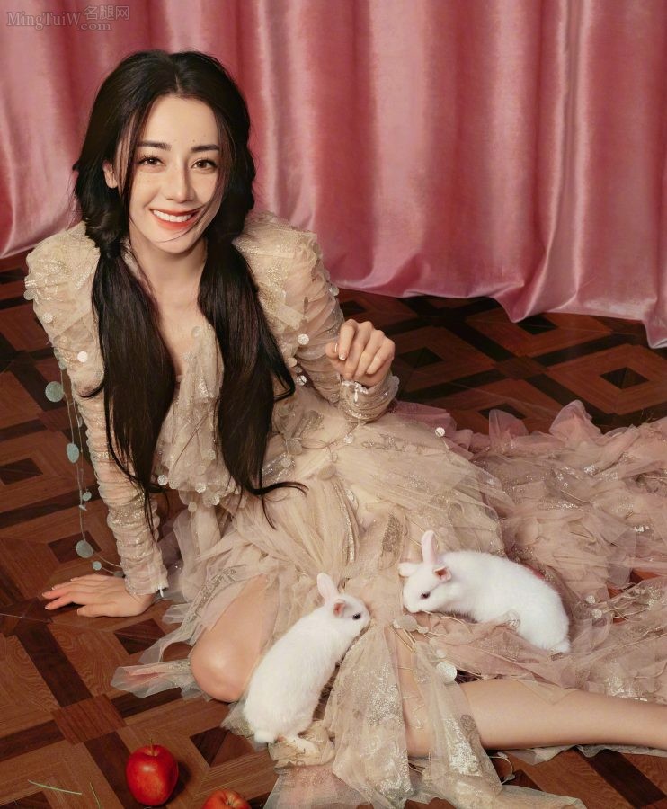 迪丽热巴气质可爱甜美坐在地板上秀美足(3/6)