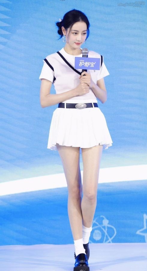 迪丽热巴学生感装扮，粉色针织背心配超短裙美腿又细又长(14/46)
