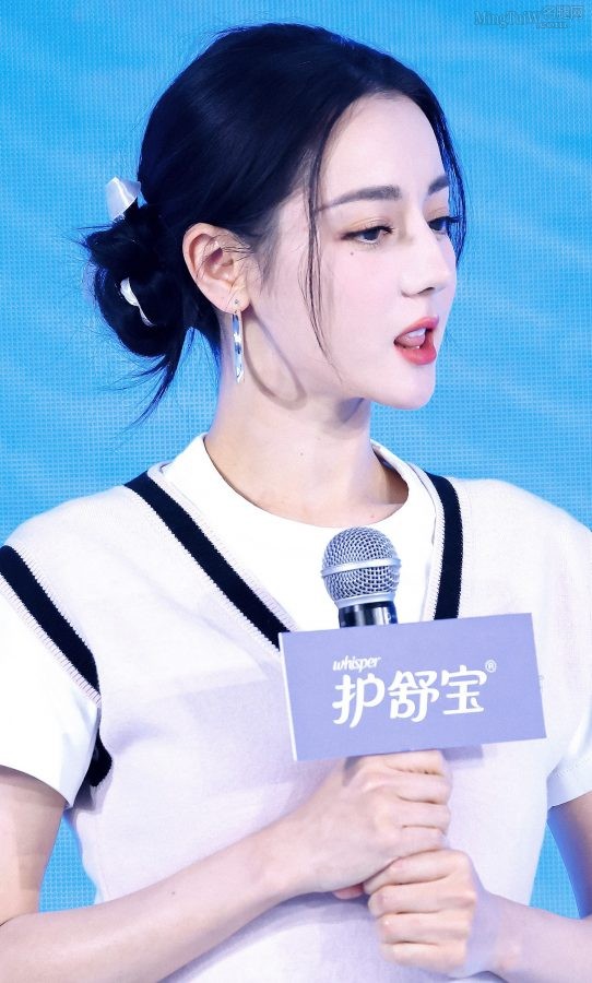 迪丽热巴学生感装扮，粉色针织背心配超短裙美腿又细又长(30/46)