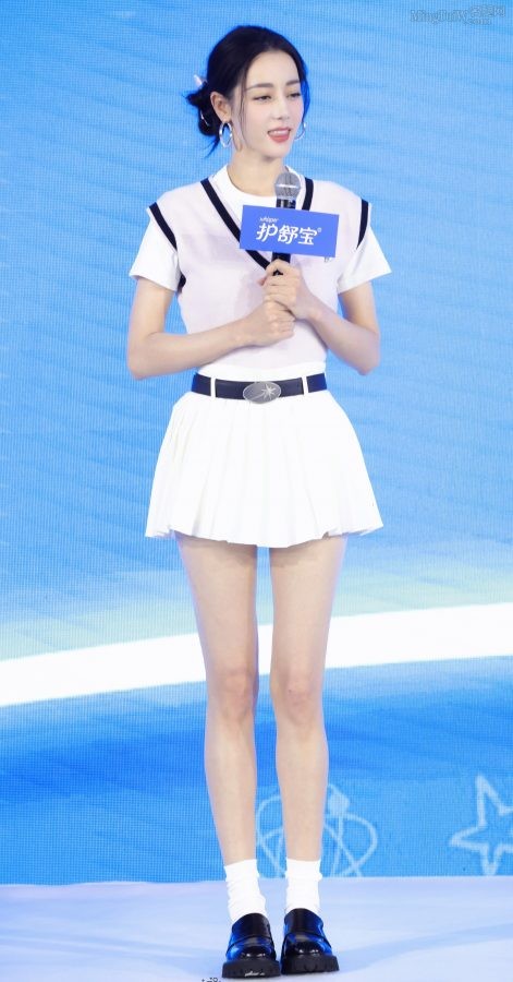 迪丽热巴学生感装扮，粉色针织背心配超短裙美腿又细又长(15/46)