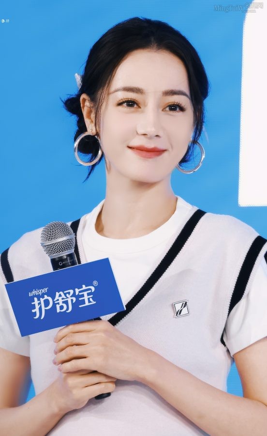 迪丽热巴学生感装扮，粉色针织背心配超短裙美腿又细又长(36/46)