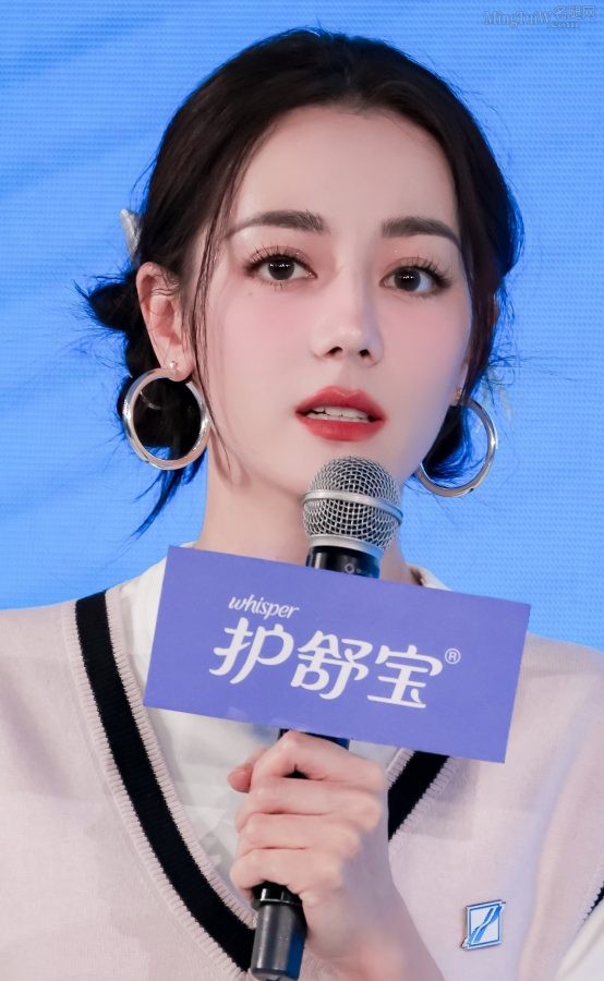 迪丽热巴学生感装扮，粉色针织背心配超短裙美腿又细又长(39/46)