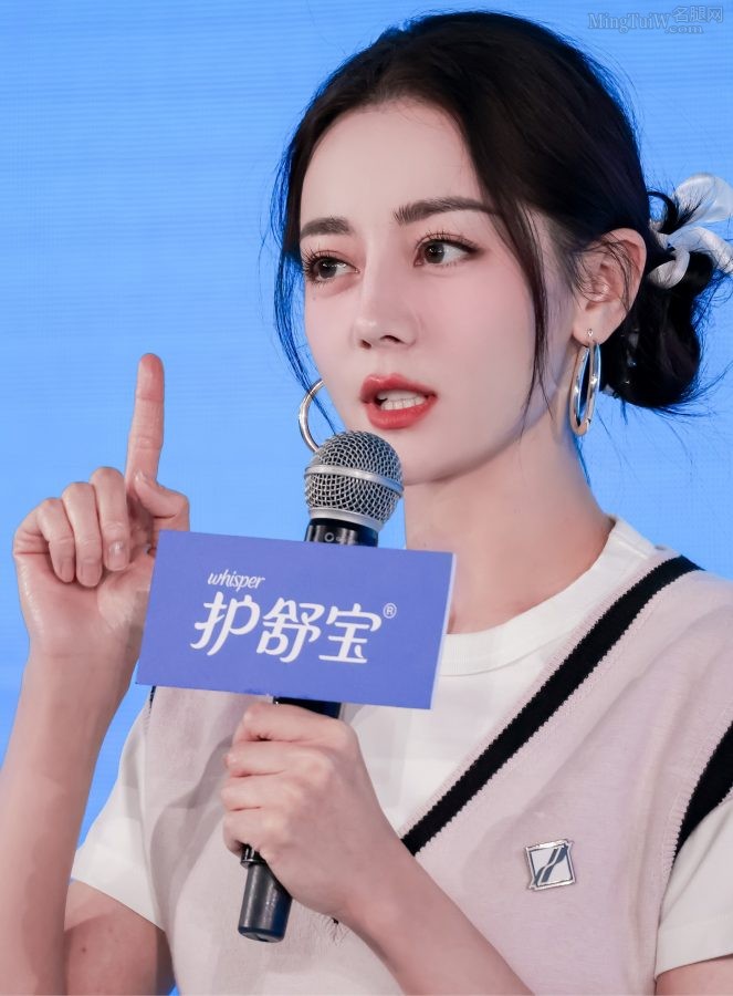 迪丽热巴学生感装扮，粉色针织背心配超短裙美腿又细又长(40/46)