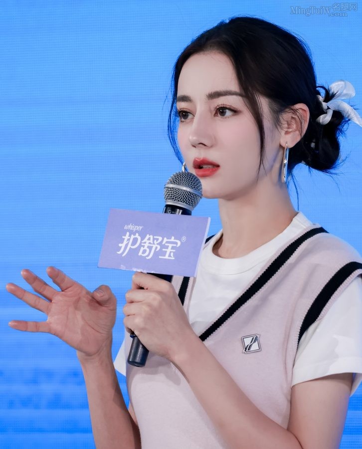 Dilraba Dilmurat is dressed like a student, with a pink knitted vest and a miniskirt, and her legs are thin and long(41/46)