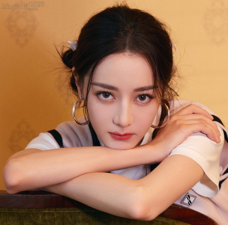 迪丽热巴学生感装扮，粉色针织背心配超短裙美腿又细又长(9/46)