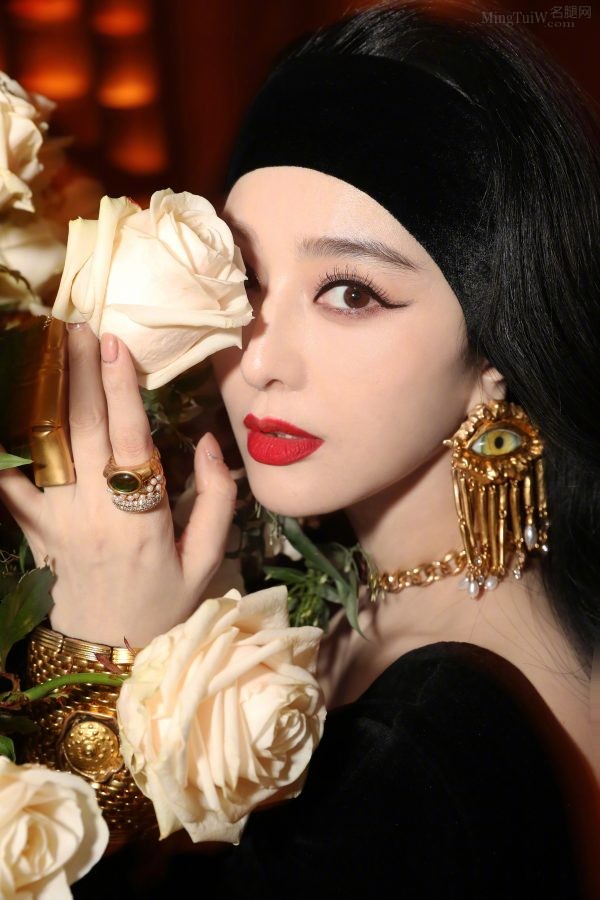 人美胸大的时尚美女明星范冰冰嘴唇红颜皮肤白皙(8/13)