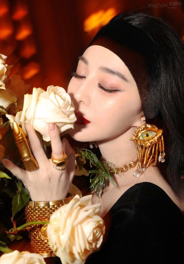 Fan Bingbing, a beautiful and fashionable celebrity with big breasts, has red lips and fair skin(9/13)