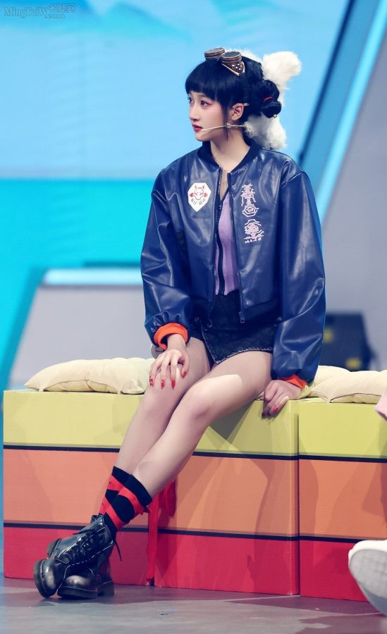 The comic legs of a beautiful girl who came out of a comic book(1/5)