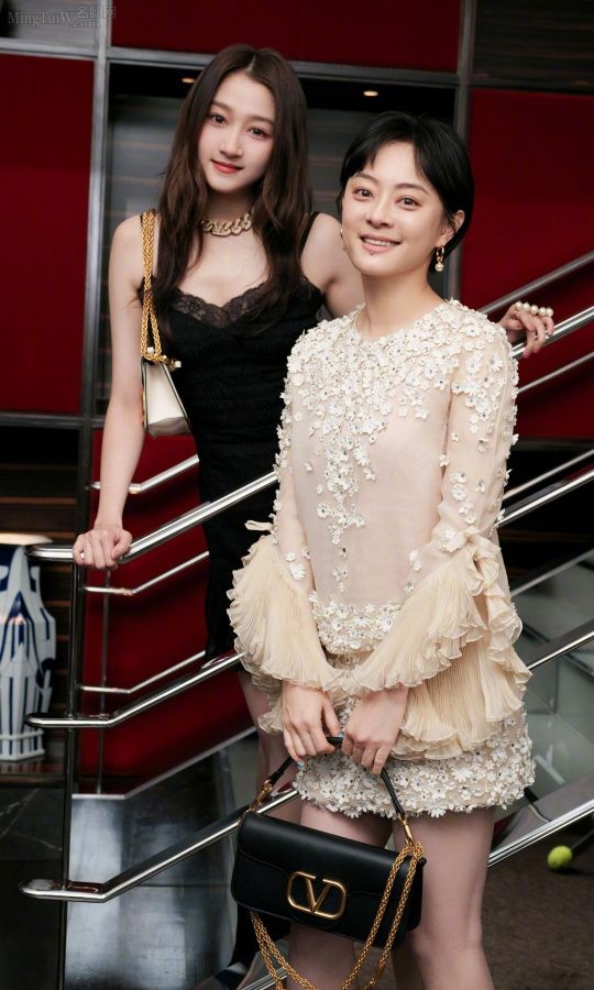 极限二选一：清纯美少女关晓彤和半熟孙俪两双美腿(2/14)