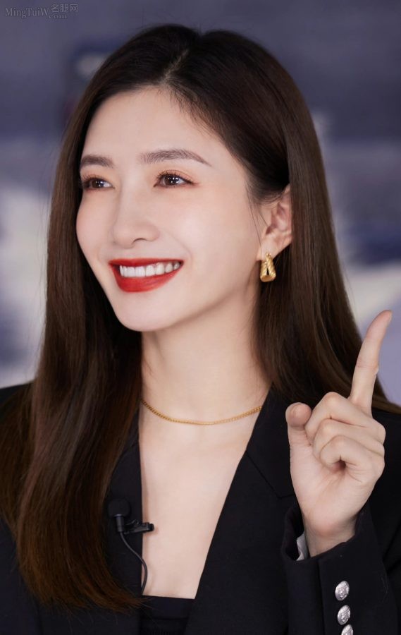 真御姐江疏影黑西装长裤盖不住长腿光芒(4/10)