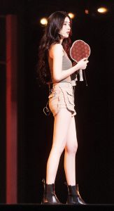 李凯馨穿短裤站在台上展示自己的美腿线条