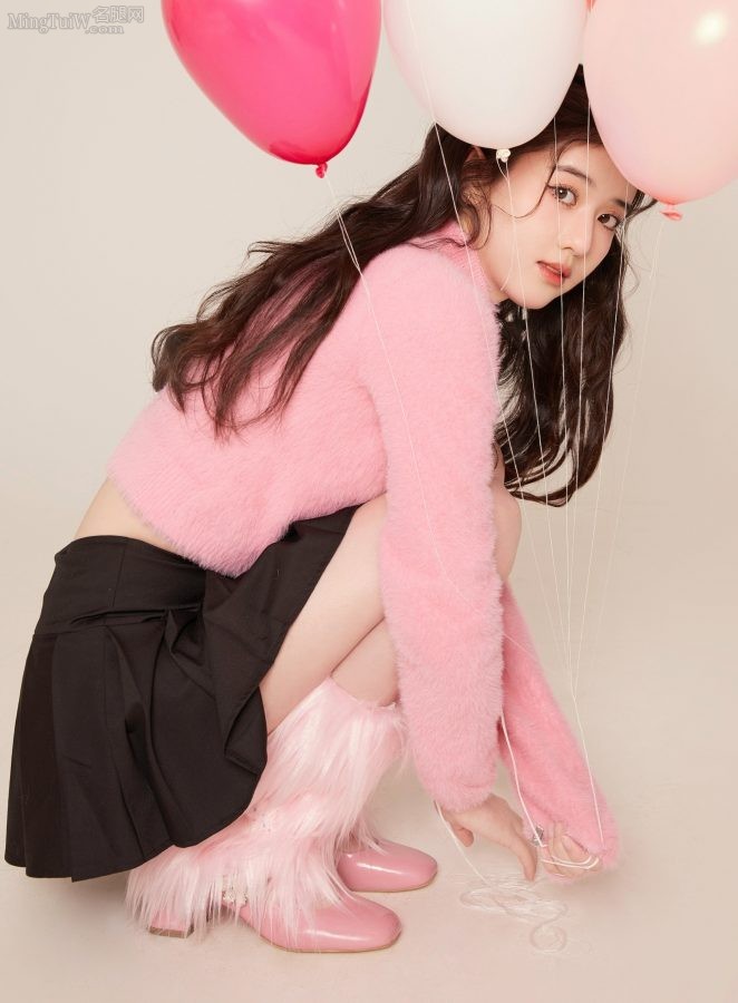 粉色邻家小姐姐李凯馨百褶裙美细腿出镜(5/7)