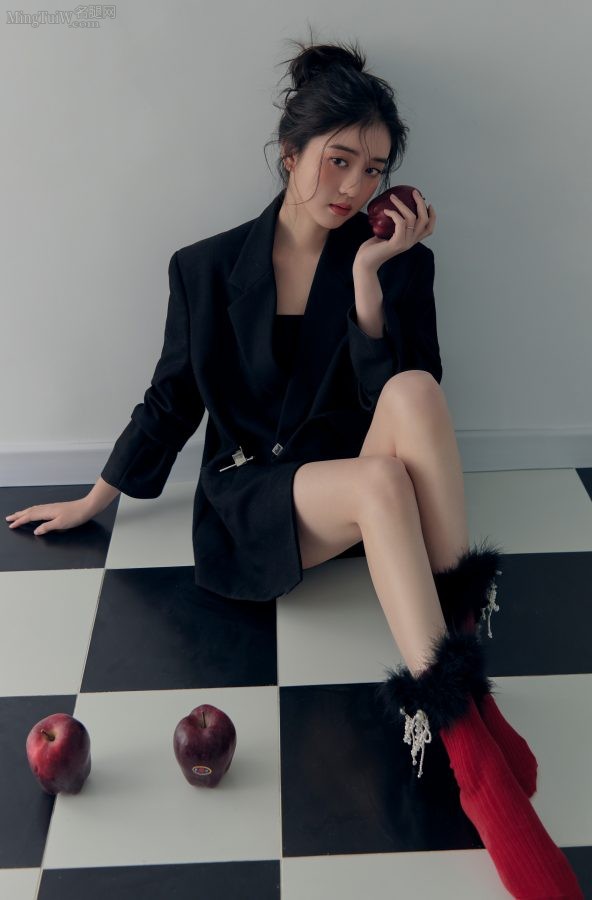 李凯馨黑西装、红棉袜、美玉腿质感大片(2/7)